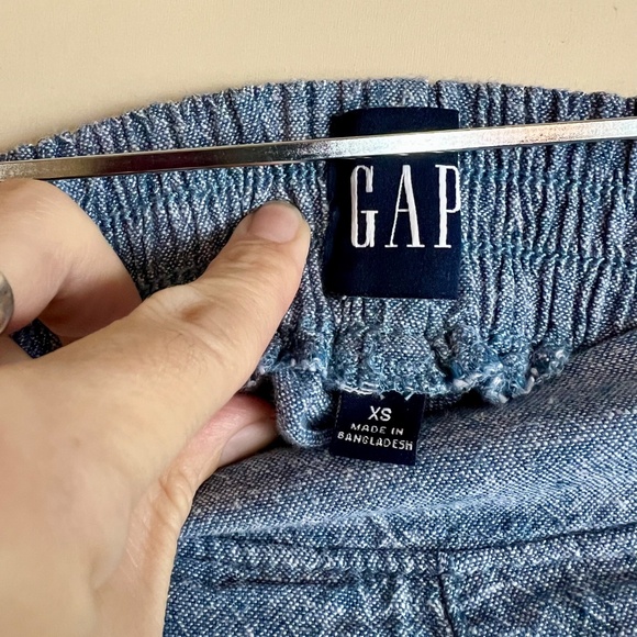 Gap Linen Shorts - Picture 2 of 3